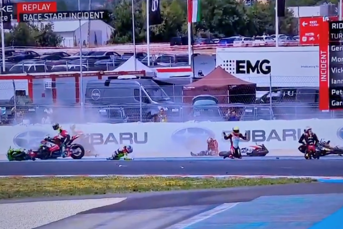 Tömeges bukás a Superbike első magyar futamán: három versenyző kórházban (videó)